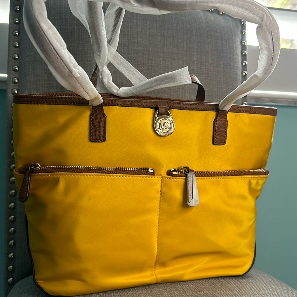 New with tags Michael Kors Sunflower Yellow Tote Bag💼🌻